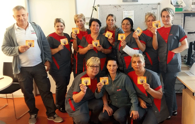 Mitarbeiterinnen und Mitarbeiter der Objektreinigung freuen sich über die Schokolade
