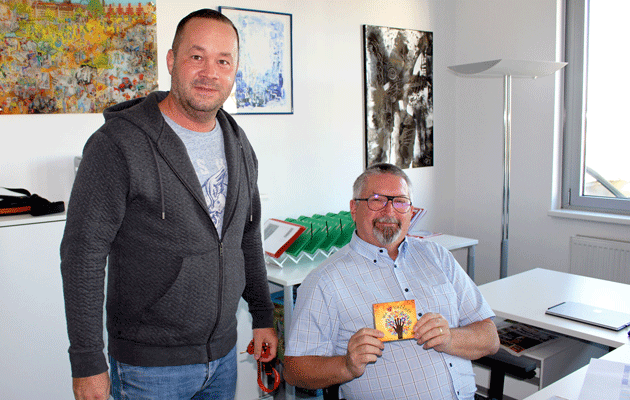 Gerald Bauer überreicht Hans Schober Schokolade