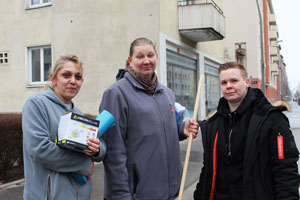 Denise Hofer mit zwei ihrer Mitarbeiterinnen
