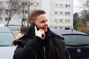 Denise Hofer bleibt mit ihren Kolleginnen und Kollegen in telefonischem Kontakt.