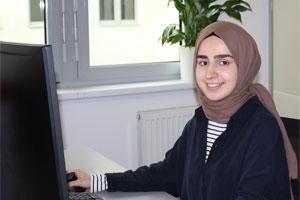 Merve Tuz vom IT-Support an ihrem Arbeitsplatz