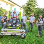 Ein Team der HAB-Grünanlagenpflege in der Wohnhausanlage am Mühlweg © HAB