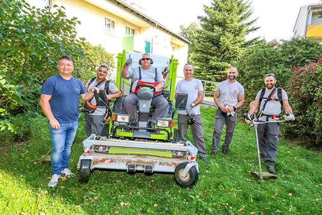 Ein Team der HAB-Grünanlagenpflege in der Wohnhausanlage am Mühlweg © HAB